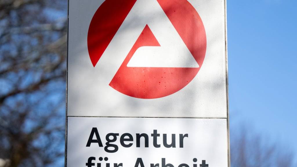 Sommerpause und Konjunkturschwäche lassen die Arbeitslosigkeit in Deutschland so hoch steigen wie seit vielen Jahren nicht mehr. Die Zahl der Arbeitslosen erhöht sich im August im Vergleich zum Vorjahr um 153'000 auf 3,025 Millionen Menschen. (Archivbild)