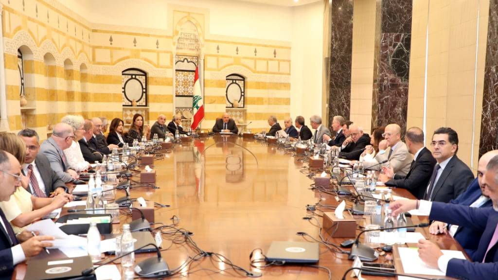 HANDOUT - Auf diesem Foto, das von der Pressestelle des libanesischen Präsidiums veröffentlicht wurde, leitet der libanesische Präsident Joseph Aoun (M) eine Kabinettssitzung im Präsidentenpalast, in der die Entwaffnung der Hisbollah erörtert werden soll. Foto: ---/AP/Lebanese Presidency Press Office/dpa