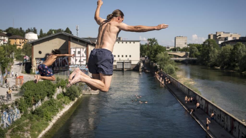 Ins Wasser springen ist derzeit die sinnvollste körperliche Aktivität. In Winterthur wurde die Töss-Stafette, ein Laufanlass für Schülerinnen und Schüler, wegen der Hitze abgesagt.