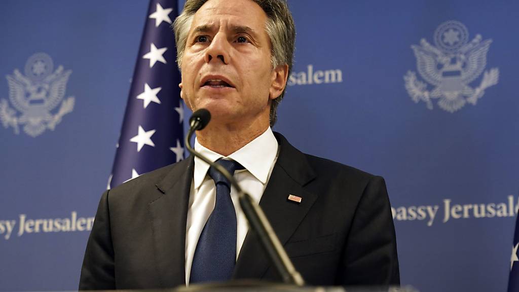 Antony Blinken, Außenminister der USA, spricht in Tel Aviv nach einem nächtlichen Treffen mit dem israelischen Ministerpräsidenten Netanjahu. US-Präsident Biden will angesichts der Gewalteskalation im Nahen Osten am Mittwoch Israel besuchen. Das kündigte Blinken an. Foto: Jacquelyn Martin/AP Pool/dpa