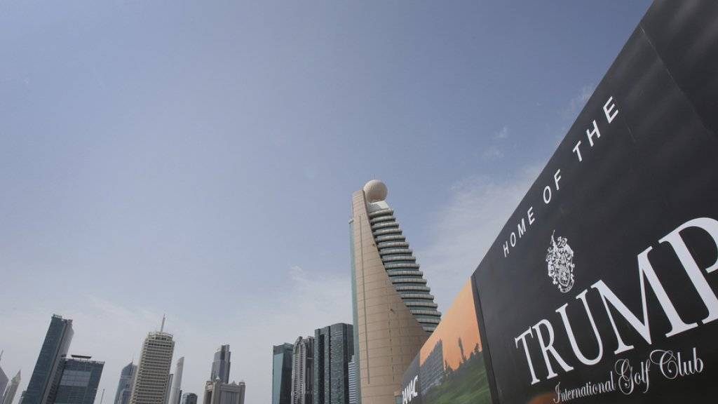 Riesige Reklametafel für den Trump International Golf Club beim Dubai Trade Center.