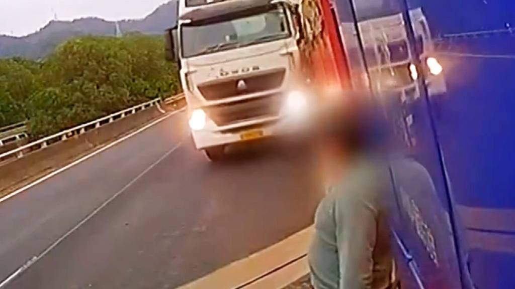 Spektakulär eingeklemmt: Lastwagenchauffeur überlebt Horror-Crash