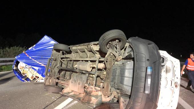 Lieferwagen überschlägt sich und blockiert A1