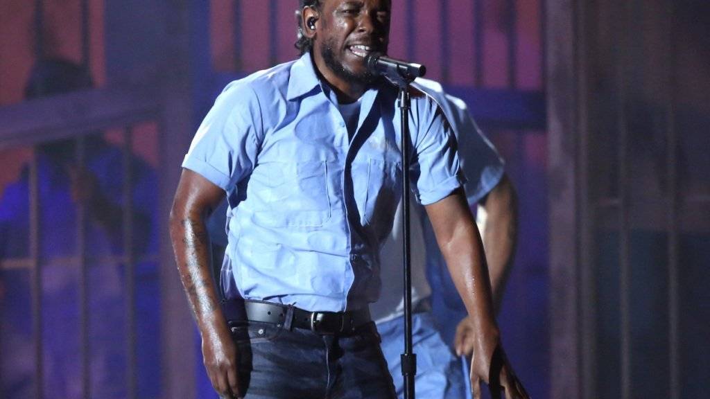 Kendrick Lamar bei seinem vielgerühmten Auftritt bei den Grammys Mitte Februar. Den titellosen Song, den er performte, ist jetzt mit anderen «Ausschuss»-Werken in einer Nacht-und-Nebel-Aktion veröffentlicht worden (Archiv).