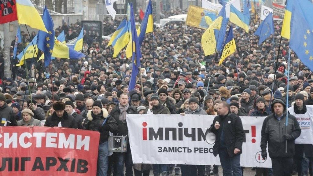 Mehrere Tausend Anhänger des abgeschobenen Kiewer Oppositionellen Michail Saakaschwili haben in der ukrainischen Hauptstadt den Rücktritt des Staatschefs Petro Poroschenko gefordert.