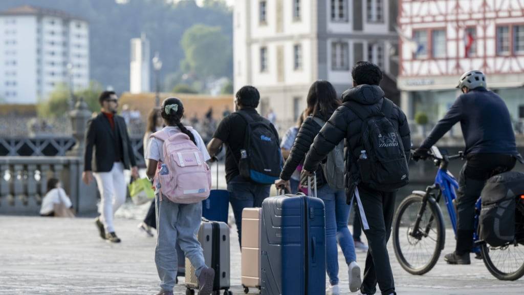 Bis im geplanten Hotel-Neubau an der Luzerner Zürichstrasse geplanten die ersten Gäste ihre Zimmer beziehen können, dürfte es noch länger dauern. Nach einem Bundesgerichtsurteil müssen Lärmschutzmassnahmen nochmals vertieft geprüft werden. (Archivaufnahme)