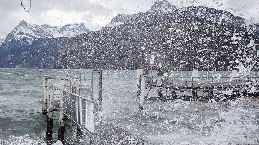 Gischt während eines Föhnsturms am Urnersee in Brunnen SZ. (Archivbild)