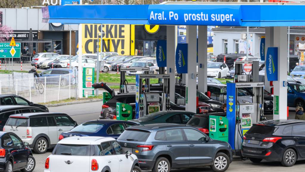 ARCHIV - Fahrzeuge mit deutschen Kennzeichen stehen an einer Tankstelle im polnischen Slubice. Foto: Patrick Pleul/dpa