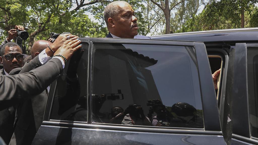 ARCHIV - Der bisherige haitianische Ministerpräsident Garry Conille steigt in ein Auto. Foto: Odelyn Joseph/AP/dpa