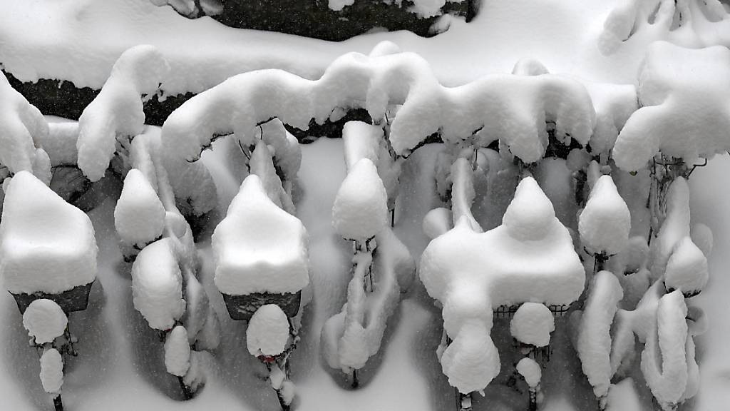 Schneeskulptur mit Velos in Zürich. Die Schneehöhen sind im Flachland derzeit aussergewöhnlich. (Archivbild)