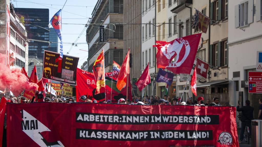 Demonstrierende zogen am Freitag anlässlich der Feierlichkeiten zum Tag der Arbeit am 1. Mai durch Basel.