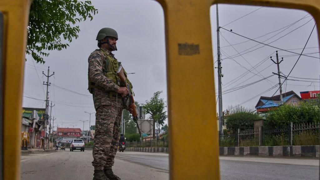 Ein indischer paramilitärischer Soldat hält Wache. Foto: Dar Yasin/AP/dpa