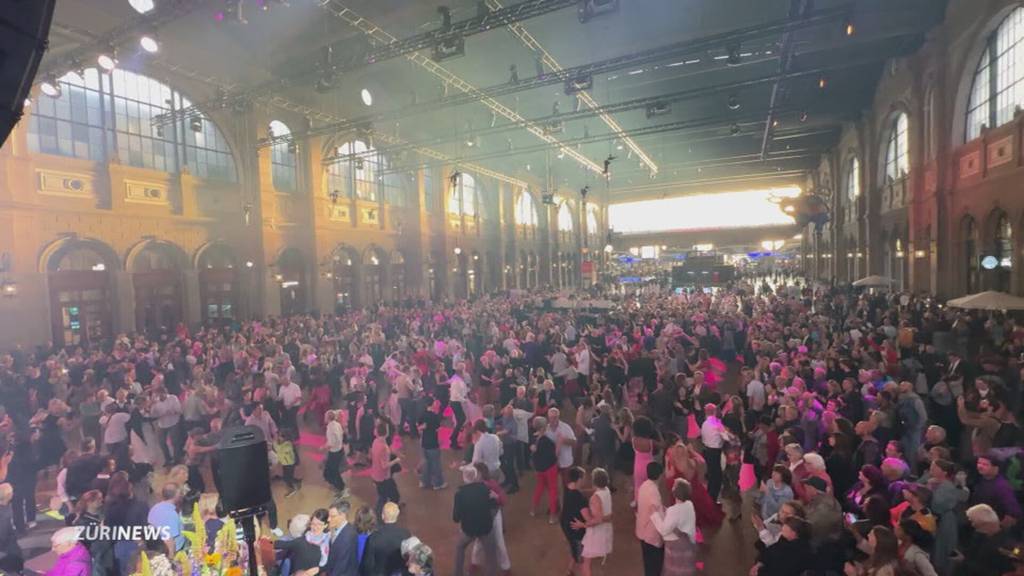 Tausende tanzen: Sommernachtsball im Zürcher HB