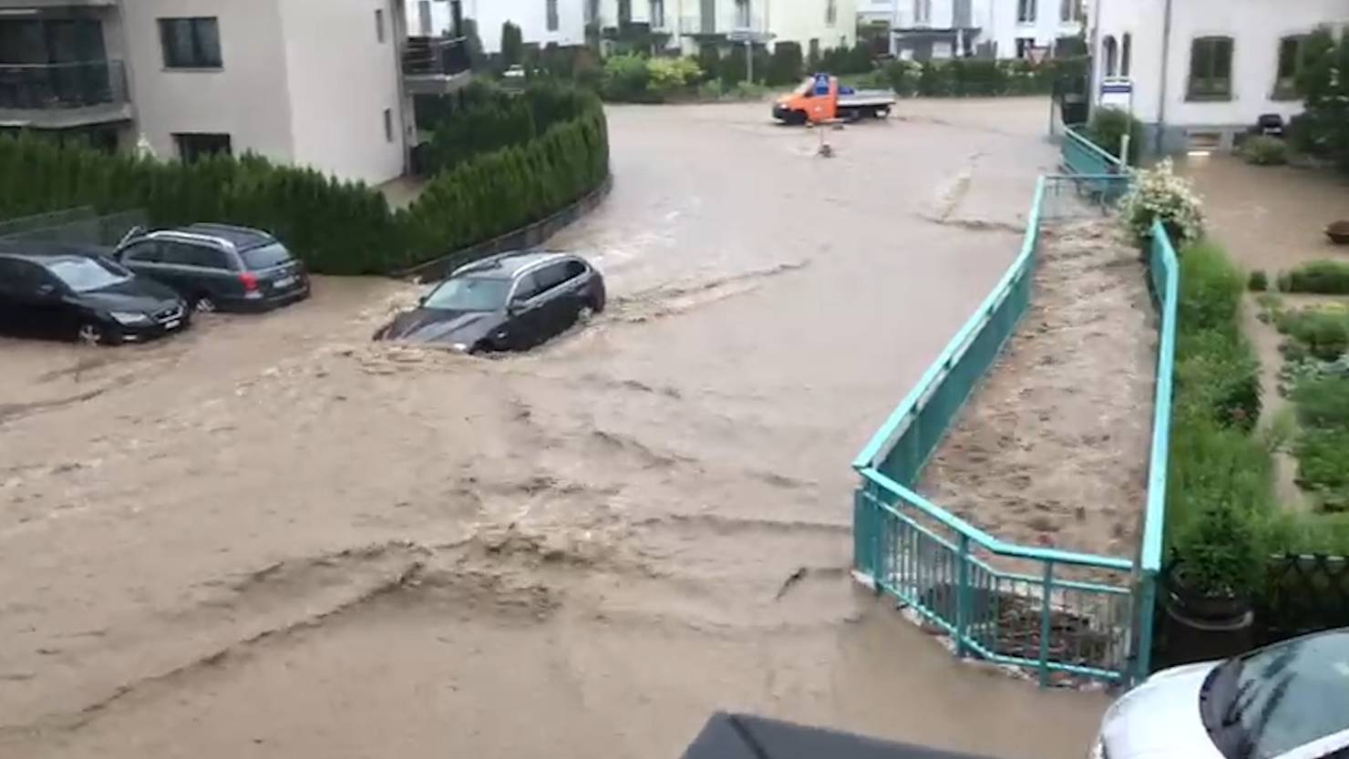 Reissende Bäche, überflutete Keller, Bahnhof Unter Wasser: Unwetter ...