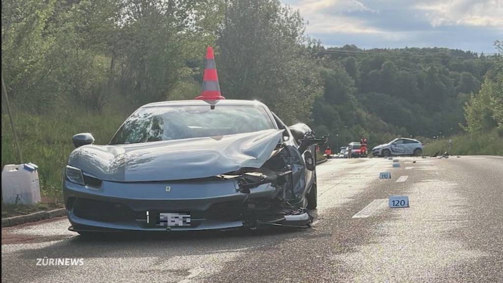 Mit 830-PS-Ferrari verunfallt: Vier Verletzte in Birmensdorf