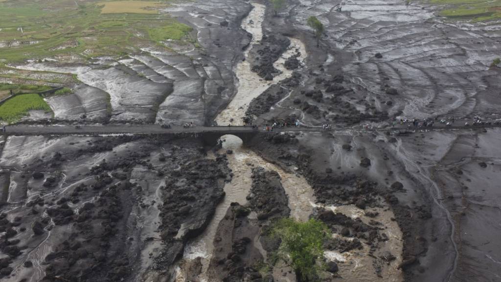 dpatopbilder - Blick in das Gebiet West-Sumatra, das von einer Sturzflut schwer getroffen wurde. Foto: Ali Nayaka/AP