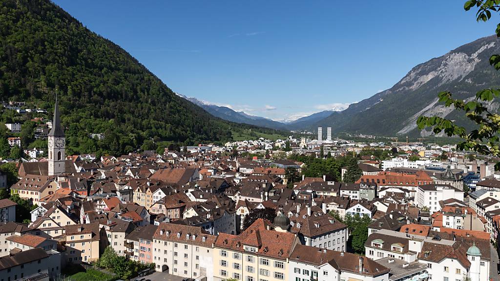 Die Bündner Regierung beschreibt die Rolle Graubündens bei der Umsetzung der Sanktionen gegen Russland als überaus aktiv. Im Bild die Altstadt von Chur, wo die Exekutive ihren Sitz hat. (Archivbild)
