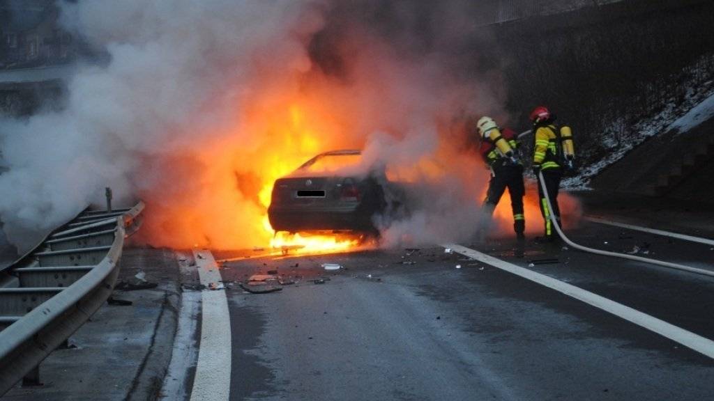Die Lenkerin konnte sich ohne fremde Hilfe aus ihrem brennenden Auto retten.