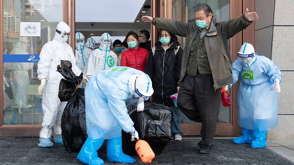 In China entspannt sich die Lage bei der Coronavirus-Krise – in Wuhan wurde keine Neuinfektion gezählt und zahlreiche Menschen können die Quarantäne verlassen.