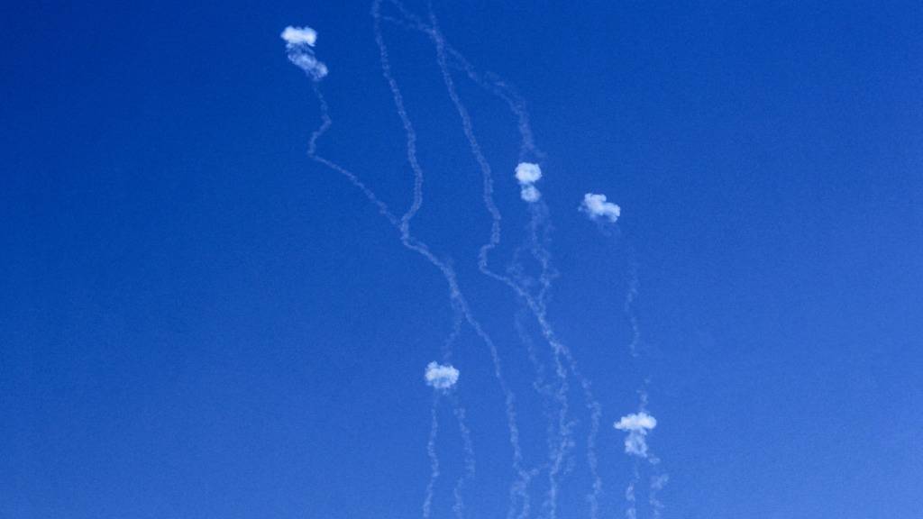 ARCHIV - Das israelische Abwehrsystem Iron Dome fängt Raketen ab, die von der pro-iranischen Hisbollah abgefeuert wurden. Foto: Stringer/dpa (Archivbild)