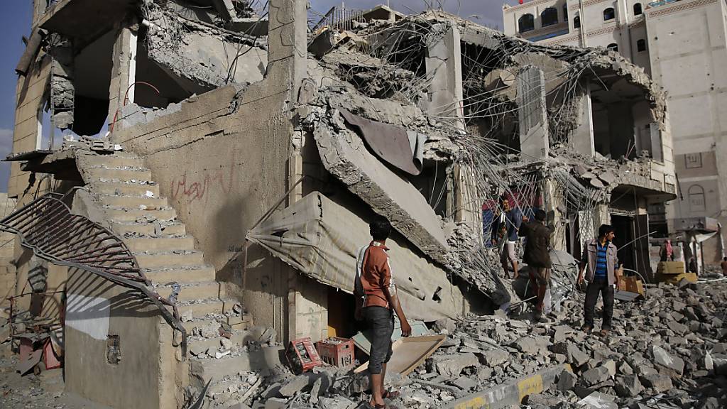 Überreste eines Hauses in Jemens Hauptstadt Sanaa. Es wurde mutmasslich bei einem von Saudi-Arabien angeführten Luftangriff zerstört. (Archivbild)
