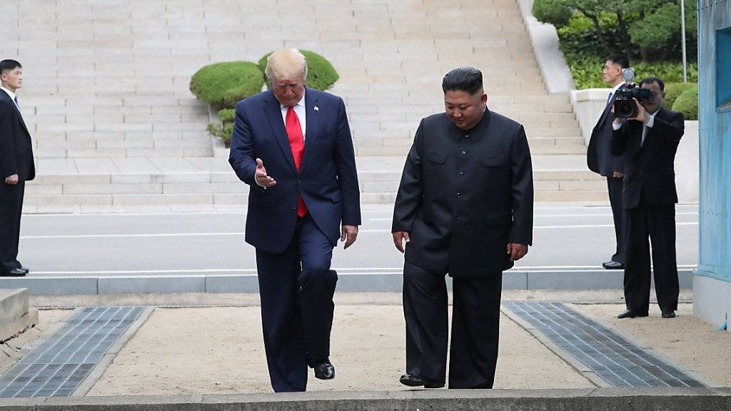 US-Präsident Donald Trump betrat am Sonntag zusammen mit dem Nordkoreanischen Machthaber Kim Jong Un als erster US-Präsident im Amt den Boden des kommunistischen Nordkoreas.