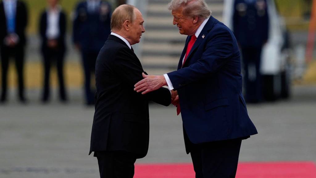 US-Präsident Donald Trump begrüßt den russischen Präsidenten Wladimir Putin auf der Joint Base Elmendorf-Richardson. Foto: Julia Demaree Nikhinson/AP/dpa