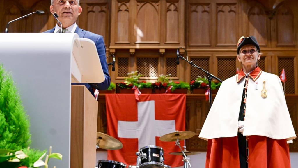 Bundesrat Beat Jans sprach am 1. August in Schaffhausen nur am Rand über die US-Zölle. Er betonte die Bedeutung der Zusammenarbeit und die Nähe zu den europäischen Nachbarn.