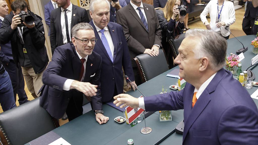 FPÖ-Chef Herbert Kickl, Nationalratspräsident Walter Rosenkranz und der Ministerpräsident von Ungarn, Viktor Orban begrüßen sich anlässlich eines Besuchs des ungarischen Ministerpräsidenten im Parlament in Wien. Foto: Alex Halada/APA/dpa