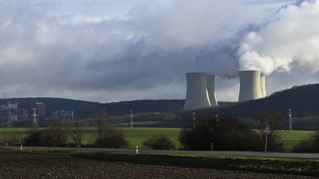 ARCHIV - Dampf steigt aus den Kühltürmen im Kernkraftwerk Mochovce. Foto: Radovan Stoklasa/TASR/dpa