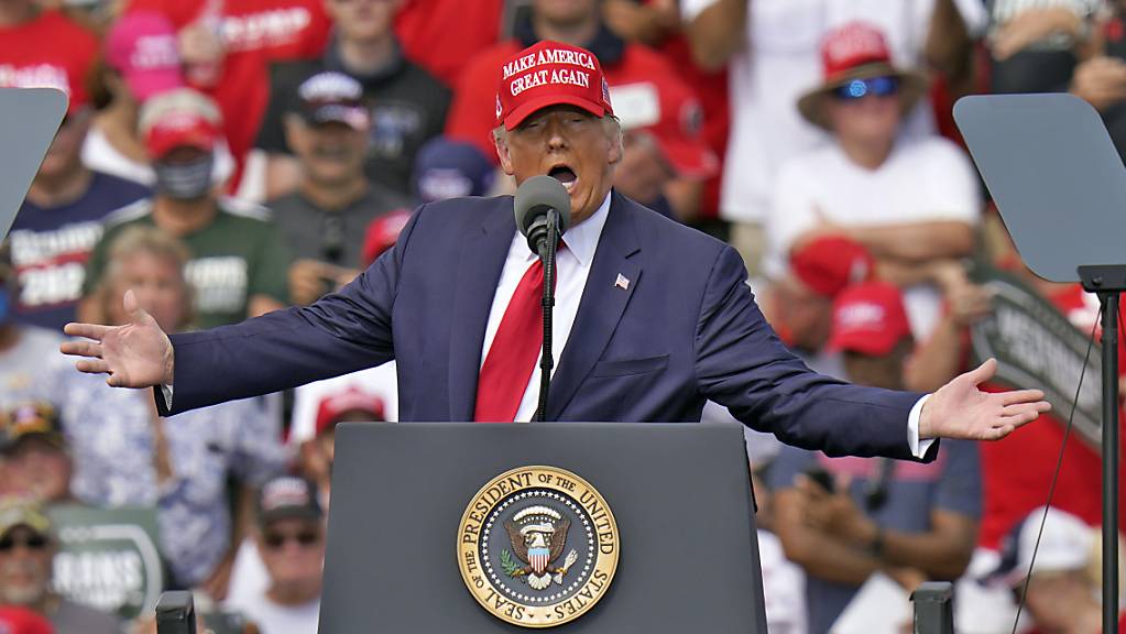 US-Präsident Donald Trump spricht bei einer Wahlkampfkundgebung in Tampa, Florida. Foto: Chris O'meara/AP/dpa