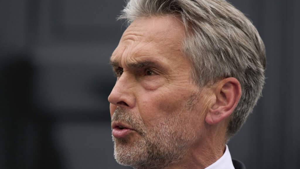 Der niederländische Premierminister Dick Schoof spricht nach einer Sondersitzung des Ministerrats im Catshuis. In den Niederlanden soll es nach dem Bruch der Regierungskoalition eine Neuwahl geben. Foto: Peter Dejong/AP/dpa