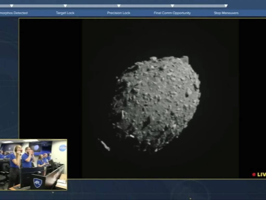 Im Nasa-Livestream konnte man beobachten, wie die Nasa-Sond genau auf den Asteroiden zuraste. Die Wissenschaftler im Kontrollzentrum hielten den Atem an.