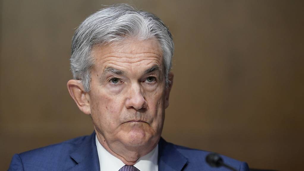 Die US-Notenbank Fed unter der Führung von Jerome Powell hält trotz der gigantischen Staatshilfen an ihrer ultralockeren Geldpolitik zunächst fest. (Archivbild)