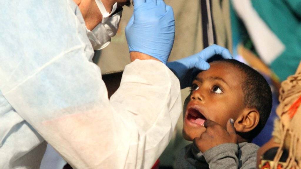 Ein Arzt untersucht ein Flüchtlingskind, das in Italien angekommen ist. (Archiv)