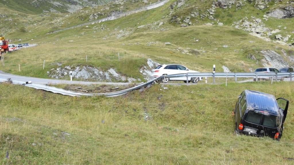 Der mit vier Kindern und fünf Erwachsenen besetzte Kleinbus durchschlug auf dem Julierpass die Leitplanke und überschlug sich einmal.