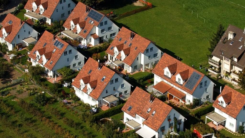 Die Zeiten, als Immobilienbesitzer bei einem Verkauf deutlich überhöhte Preise verlangen konnten, sind vorbei. Dadurch verlängert sich die Verkaufsdauer. (Symbolbild)