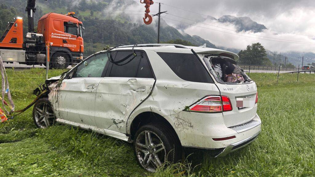 In diesem Auto überschlug es nach Aquaplaning auf der A3 eine vierköpfige Familie mehrmals.