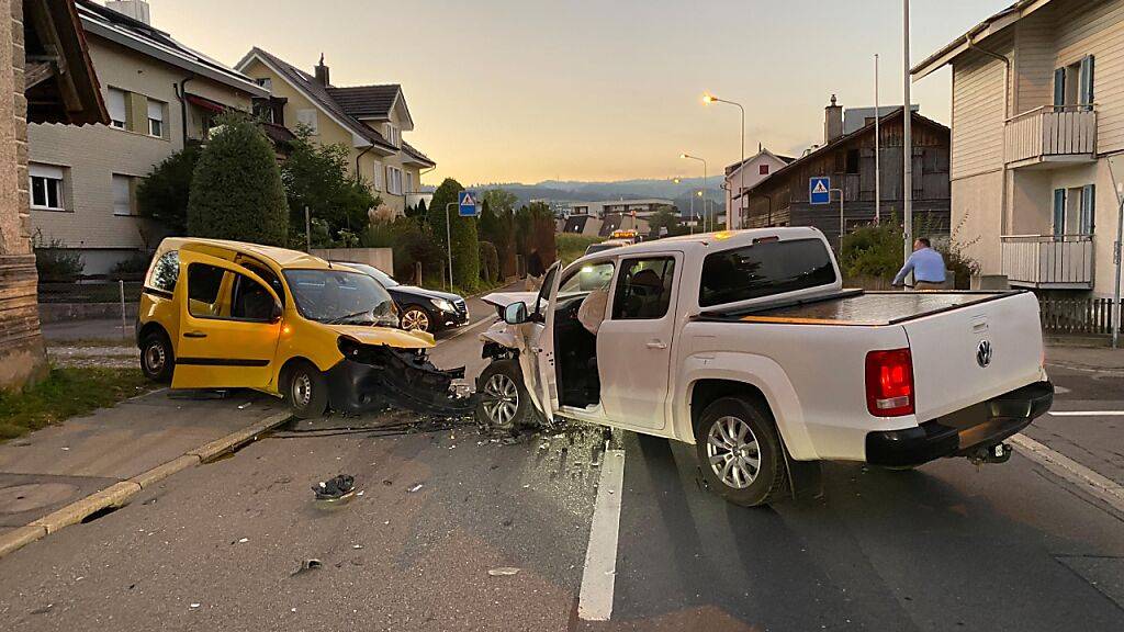 Zwei Autos prallen in Baar ZG frontal ineinander