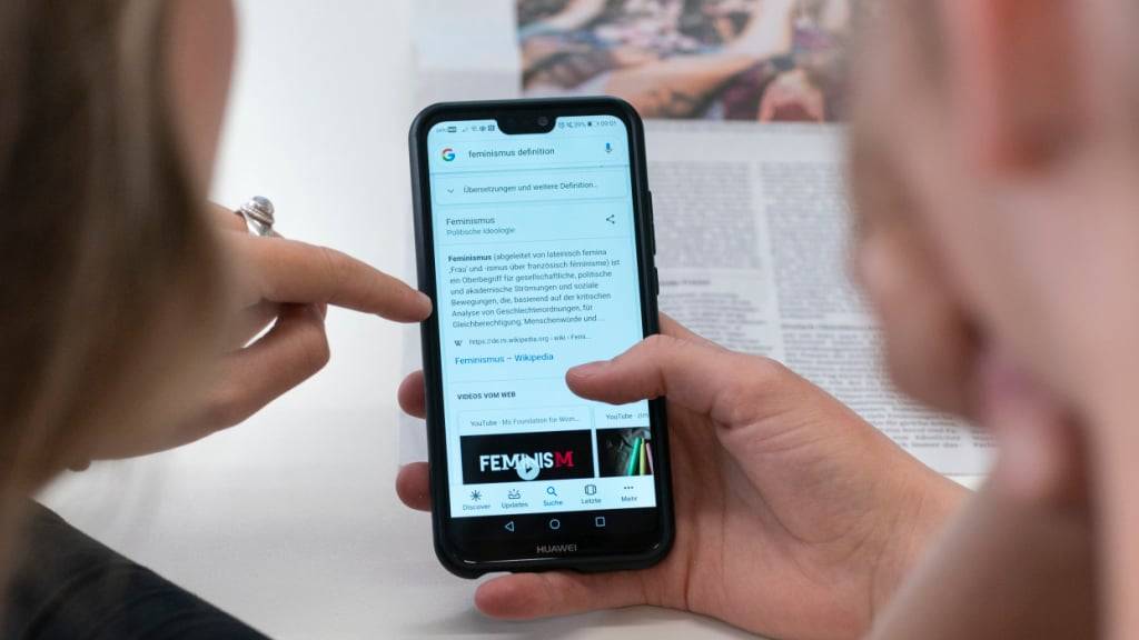 Die EKKJ plädiert für den Einbezug von Kindern und Jugendlichen zur Schaffung klarer Regeln und Richtlinien für die Mediennutzung.