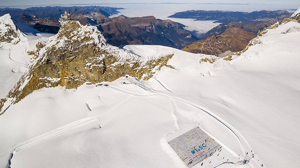 Der Rückzug der Gletscher ist in der Schweiz eine sichtbare Folge der Klimaerwärmung. Im vergangenen November wurde auf dem Aletschgletscher mit einer überdimensionalen Postkarte auf das Problem der Klimaerwärmung aufmerksam gemacht. (Archivbild)