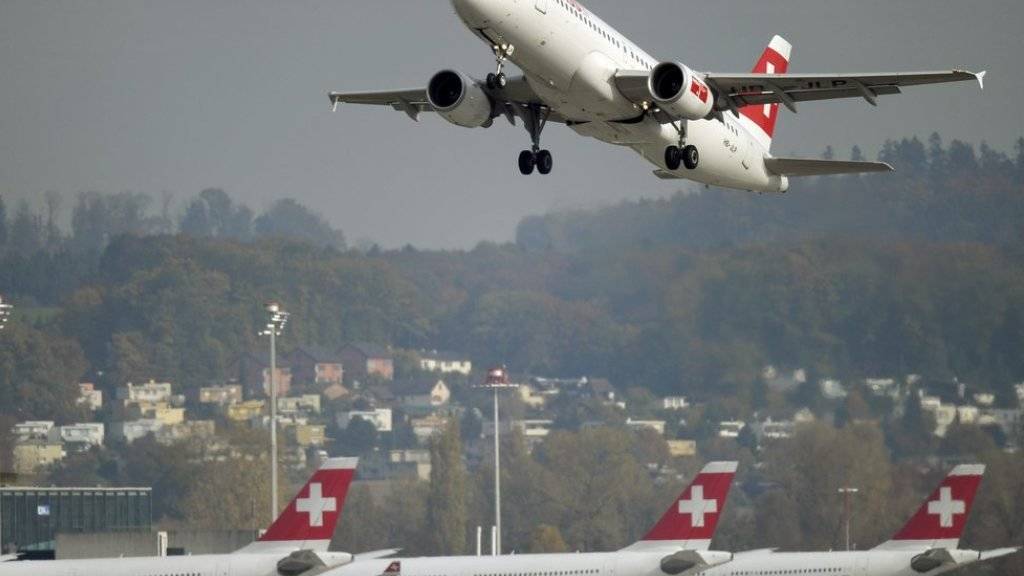 Start einer Swiss-Maschine vom Flughafen Zürich. Treibstoff macht derzeit weniger als ein Fünftel der gesamten Kosten bei den Fluggesellschaften aus. 2012/2013 war es noch etwa ein Drittel. (Archiv)