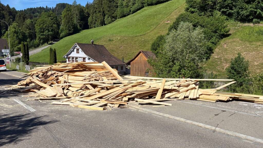 In Fischingen TG rutschte eine Ladung Bretter vom Anhänger eines Lastwagens.