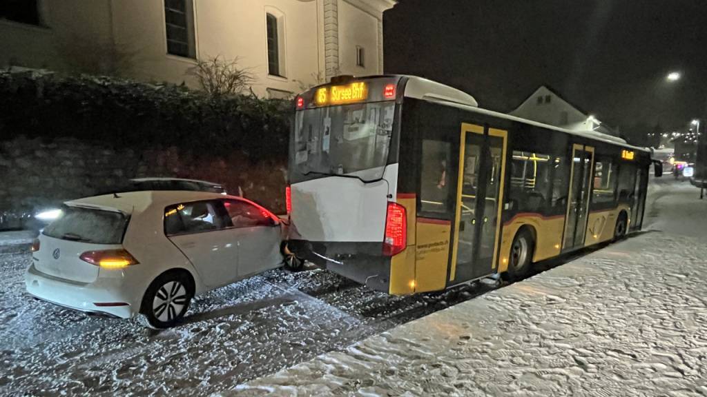 Autolenkerin prallt in Triengen LU in Heck von Postauto