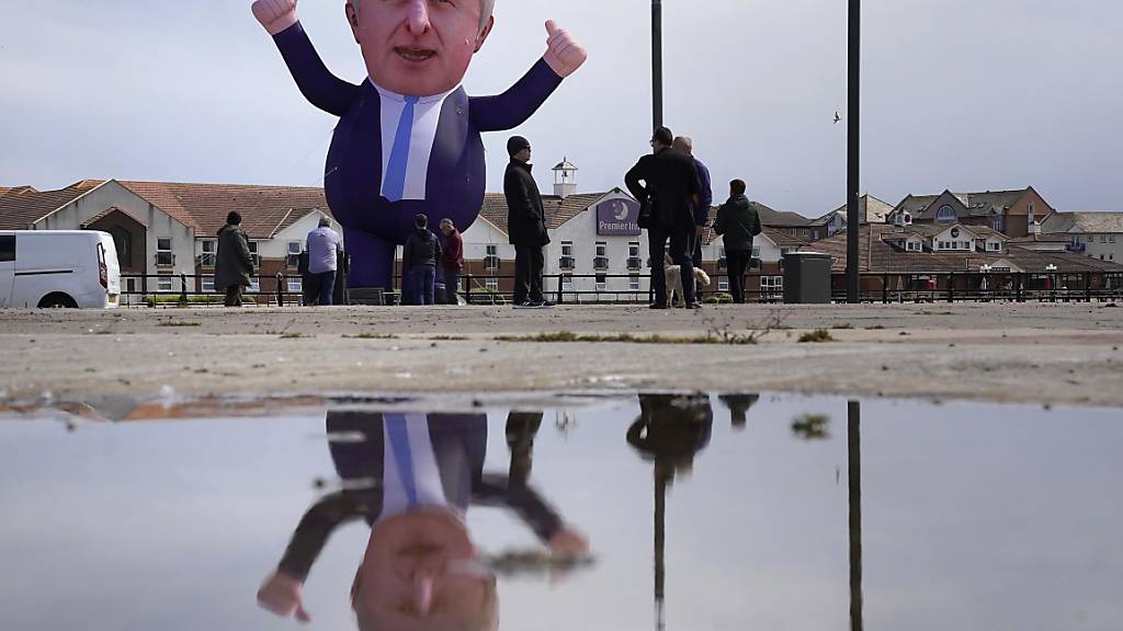 Eine über 9 Meter große aufblasbare Figur von Großbritanniens Premierminister Boris Johnson an der Anlegestelle Jackson in Hartlepool. Foto: Owen Humphreys/PA Wire/dpa
