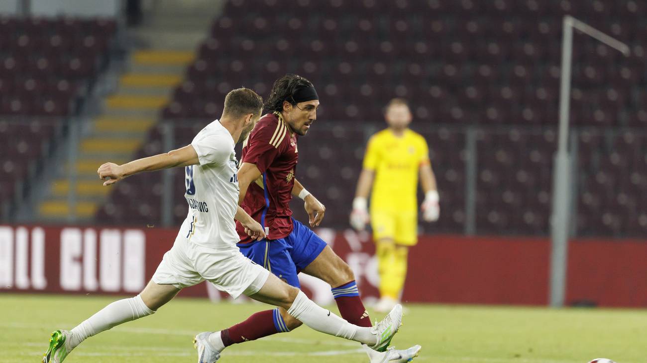 FCZ-Spieler Nikola Boranijasevic im Ballduell mit Servettes Enzo Crivelli.