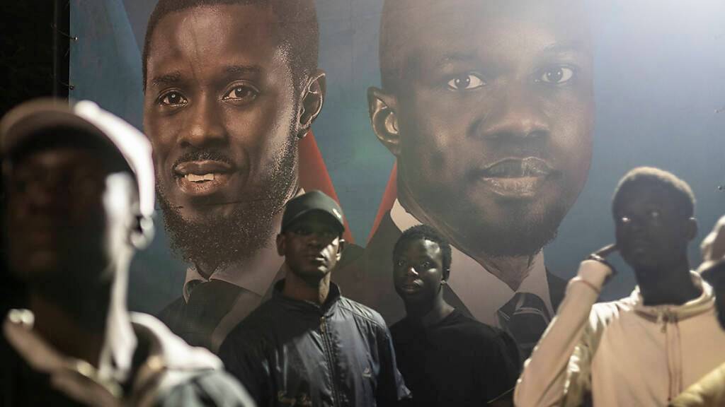 dpatopbilder - Wahlsieger Bassirou Diomaye Faye (auf Plakat l.) spielte bis vor Kurzem nur eine Nebenrolle als rechte Hand von Oppositionsführer Ousmane Sonko (r.). Foto: Mosa'ab Elshamy/AP