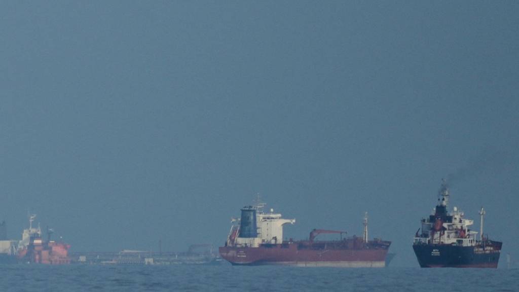 ARCHIV - Öltanker und Frachtschiffe reihen sich in der Straße von Hormus auf, gesehen von Khor Fakkan. Foto: Altaf Qadri/AP/dpa (Archivbild)