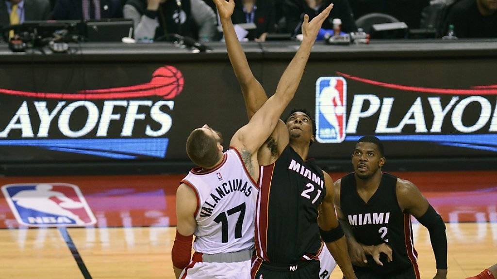 Die Toronto Raptors mit Jonas Valanciunas (Nummer 17) schafften in den NBA-Playoffs den Ausgleich gegen Miami