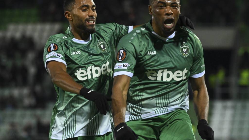 Kwadwo Duah (rechts) jubelt mit Deroy Duarte über sein 1:0